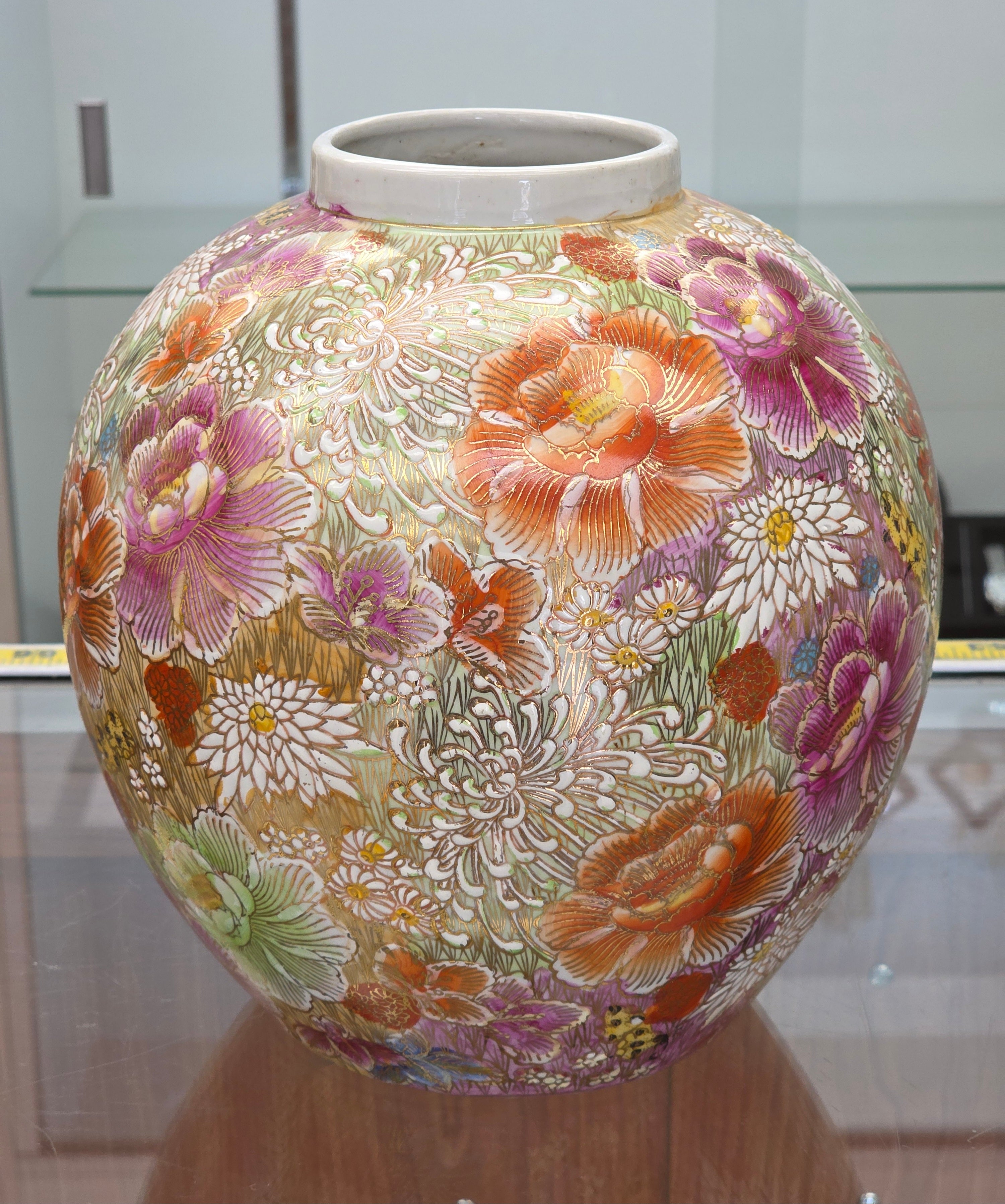 Vintage Chinese large porcelain vase 8.75" x 8"