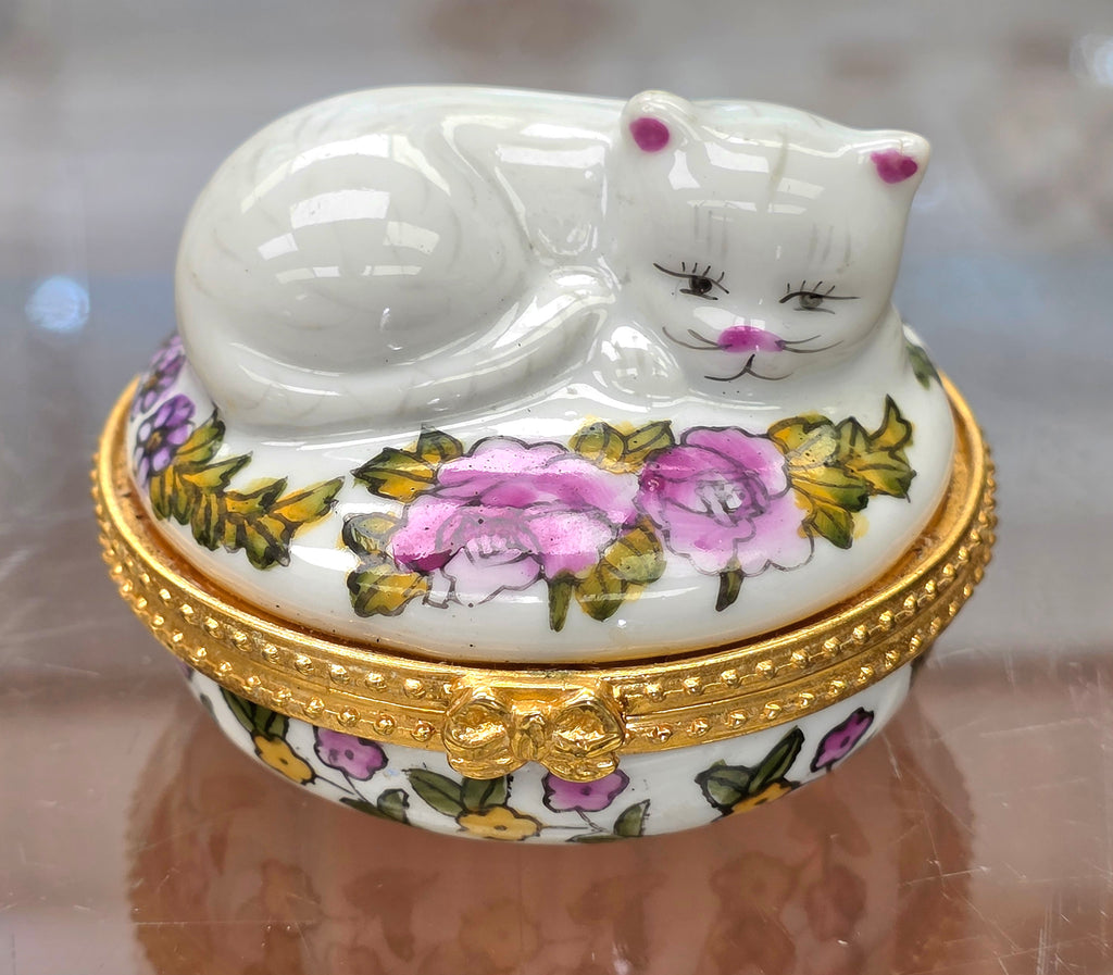 CERAMIC WHITE KITTY CAT RESTING IN FLOWER BED TRINKET BOX