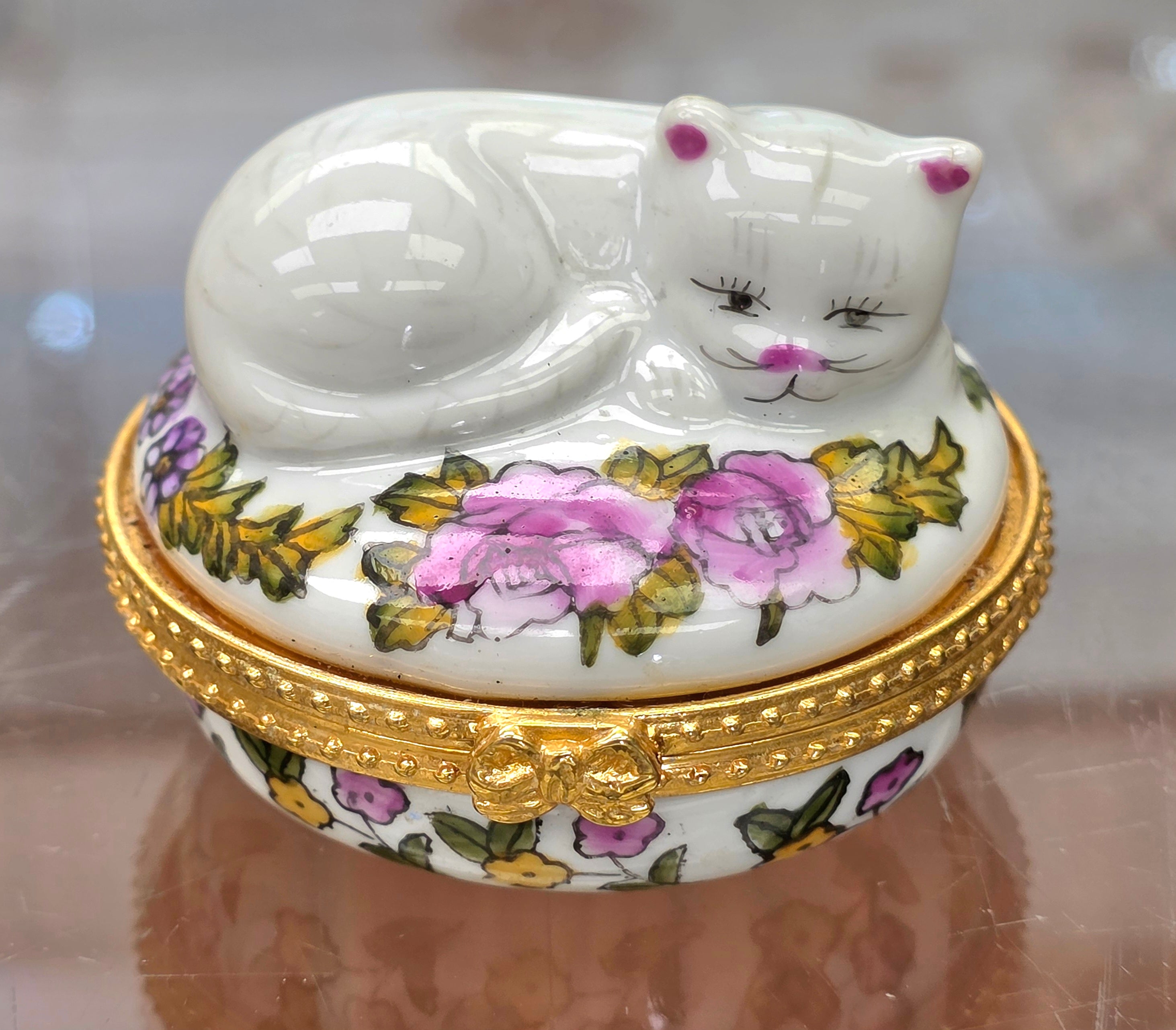 CERAMIC WHITE KITTY CAT RESTING IN FLOWER BED TRINKET BOX