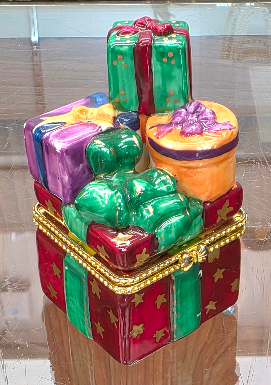 Vintage Green Xmas present/gift trinket box. Red & gold bow vintage hinged lid