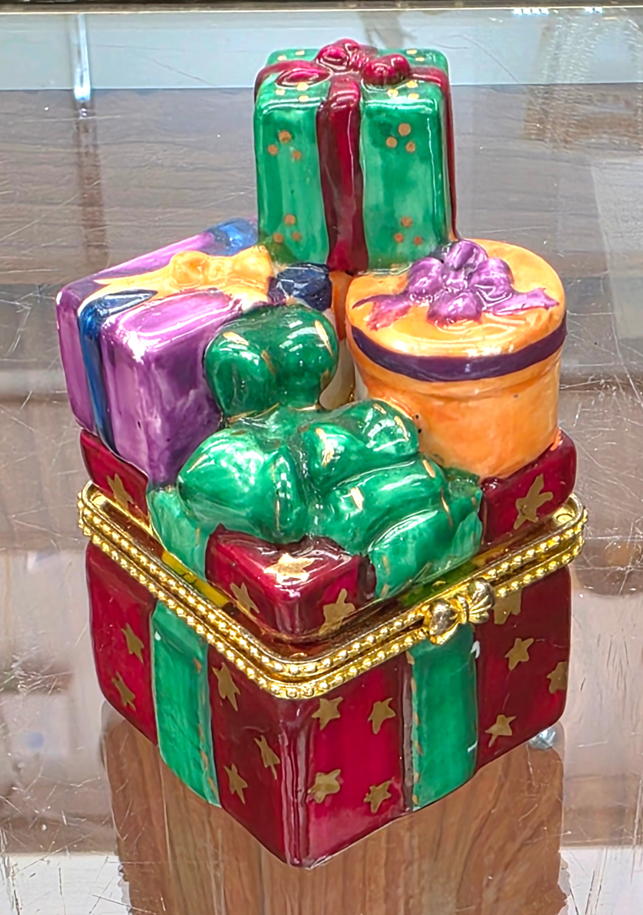 Vintage Green Xmas present/gift trinket box. Red & gold bow vintage hinged lid