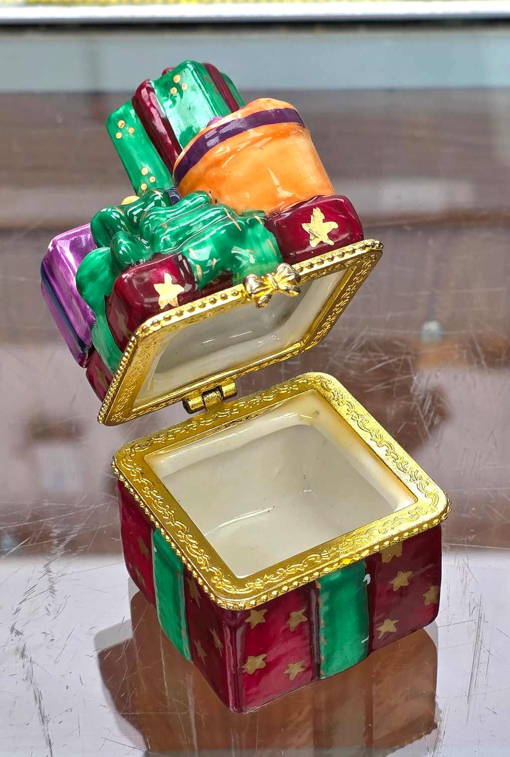 Vintage Green Xmas present/gift trinket box. Red & gold bow vintage hinged lid