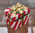 Vintage Green Xmas present/gift trinket box. Red & gold bow vintage hinged lid