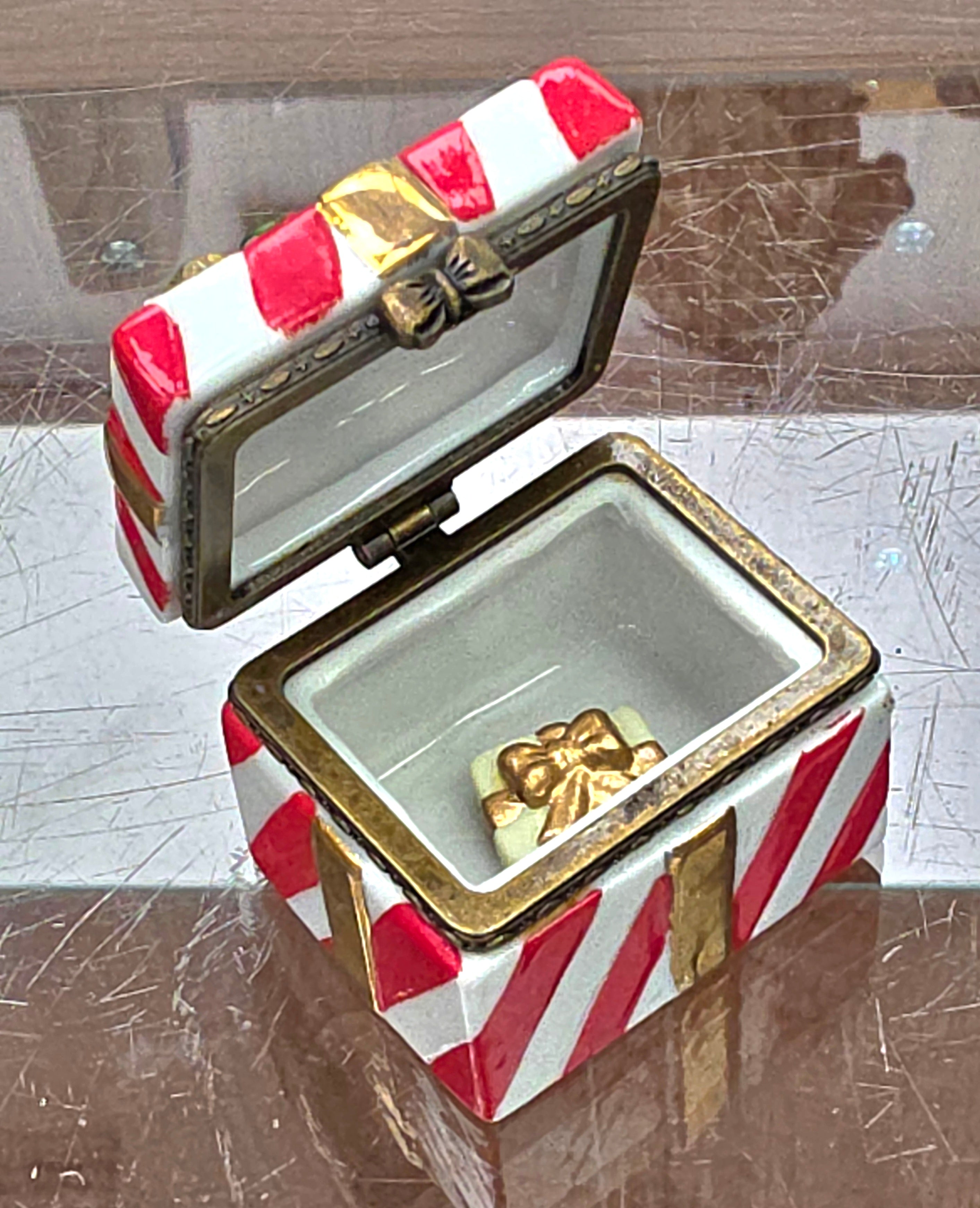 Vintage Green Xmas present/gift trinket box. Red & gold bow vintage hinged lid