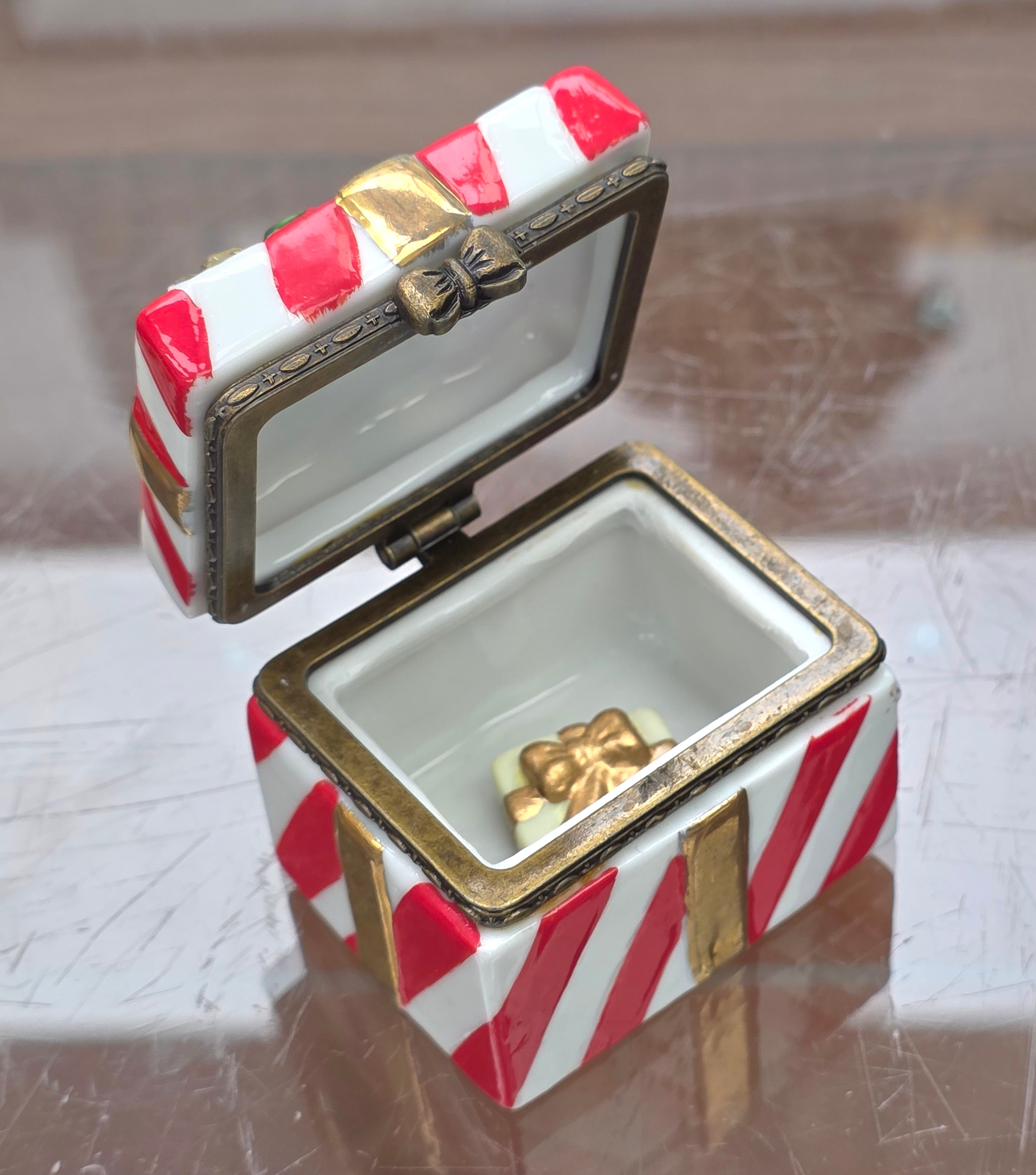 Vintage Green Xmas present/gift trinket box. Red & gold bow vintage hinged lid
