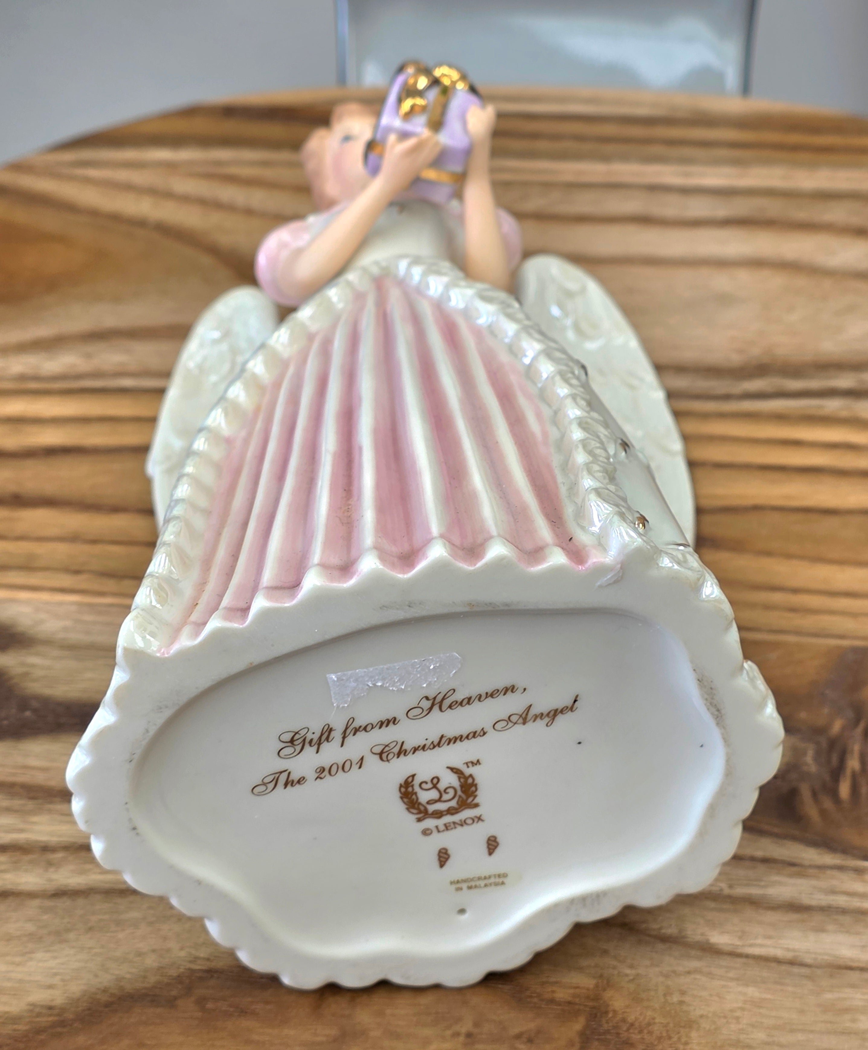 LENOX GIFT FROM HEAVEN The 2001 Christmas ANGEL - MINT CONDITION -- --Jl468