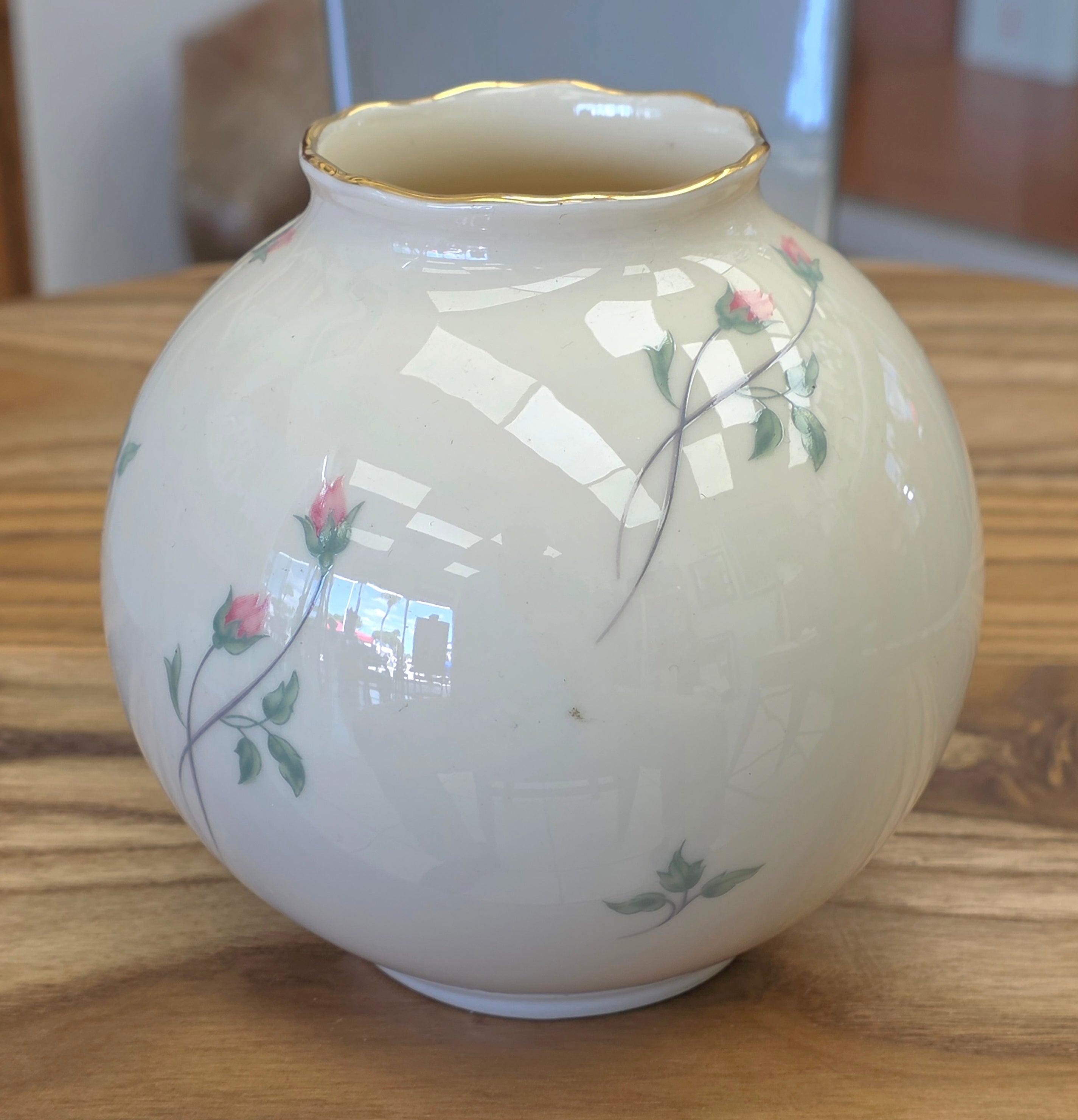 Lenox Rose Manor Round Globe Vase Rosebud Design 24k Gold Trim