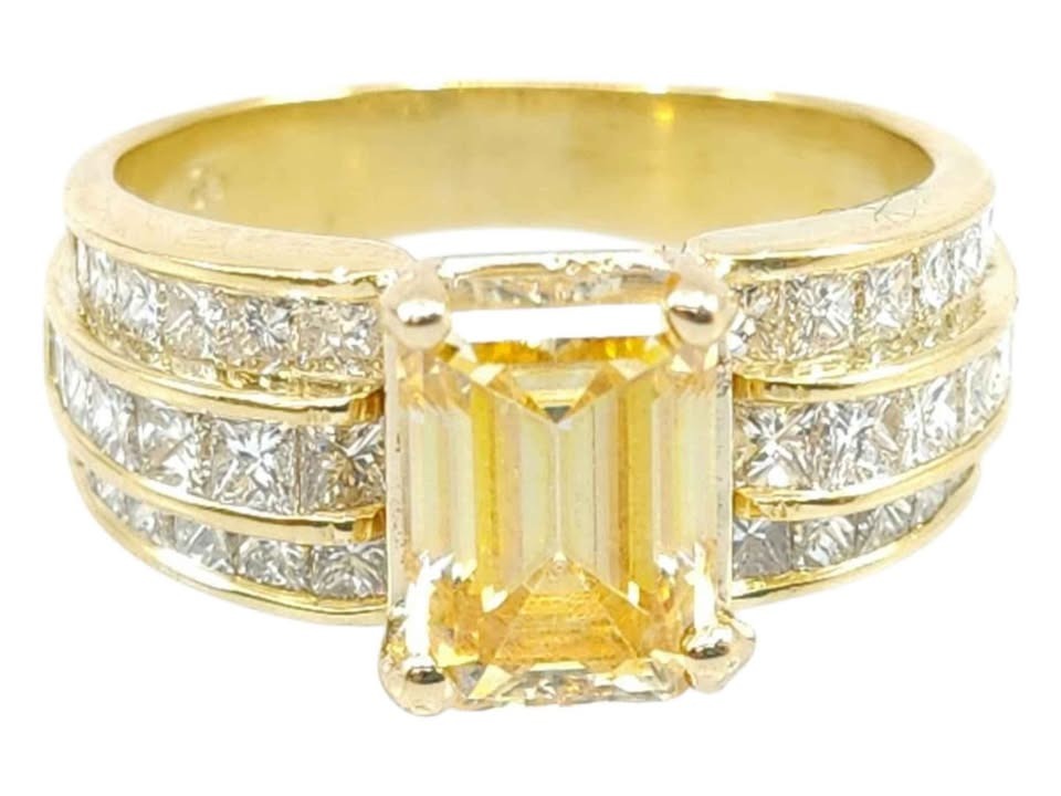 18k yellow gold 4.85cts Fancy Yellow color Emerald IGI certified Diamond ring