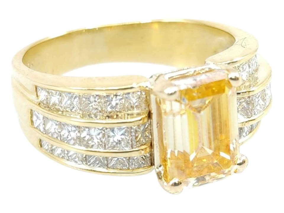 18k yellow gold 4.85cts Fancy Yellow color Emerald IGI certified Diamond ring
